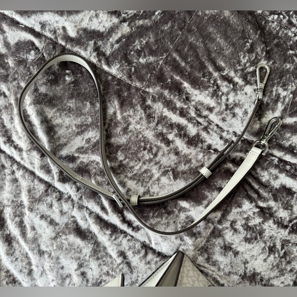 Michael Kors Hope Medium Messenger Purse and Trifold Wallet - Picture 3 of 10